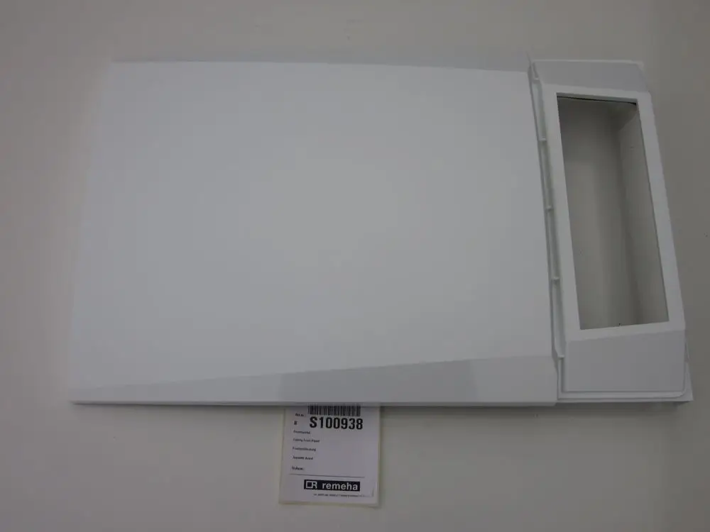 Weißes Frontpanel von Remeha mit rechteckiger Aussparung an der Seite, flach und ohne sichtbare Beschriftungen oder zusätzliche Elemente.